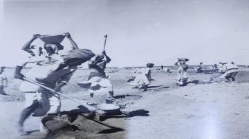 صور نادرة لجهود عمال سعوديين على الطريق المؤدي إلى منجم مهد الذهب قبل 80 عاما صور نادرة لجهود عمال سعوديين على الطريق المؤدي إلى منجم مهد الذهب قبل 80 عاما