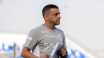 عودة الشلهوب لقيادة تدريبات الهلال تشعل الجدل بين الجماهير عودة الشلهوب لقيادة تدريبات الهلال تشعل الجدل بين الجماهير