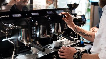 ماكينة القهوة تنهي زواج شابين بعد شهرين