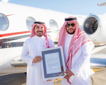 ابن حثلين يسلم المهيدب الطائرة الخاصة بـمنقية الجزيرة ابن حثلين يسلم المهيدب الطائرة الخاصة بـمنقية الجزيرة