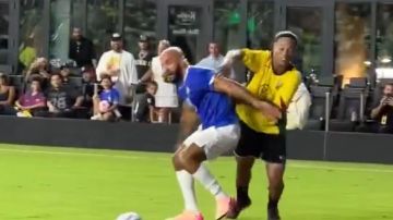 رونالدينيو يخطف الأنظار بمهاراته أمام حارس ميسي ويشعل منصات التواصل الاجتماعي .. فيديو