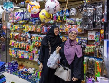 هدايا الحجاج.. رسائل محبة تعبق بروح الحرمين وتذكارات تهدي بركة الرحلة لمن لم يحج