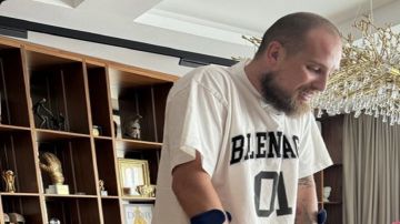 رايكوفيتش يظهر بعكاز وابنته الرضيعة تتفاعل بحركة طريفة