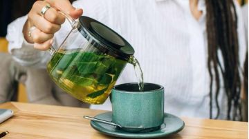 فوائد مذهلة بعد 10 أيام فقط من تناول الشاي الأخضر فوائد مذهلة بعد 10 أيام فقط من تناول الشاي الأخضر