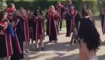 راقصة شرقية تثير الجدل في حفل تخرج بجامعة تركية
