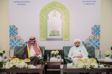 محافظ الأفلاج يشارك منسوبي المساجد والدعوة احتفالية المعايدة ويشيد بدورهم المجتمعي