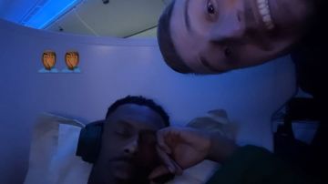 سافيتش يمازح كنو أثناء نومه ويلتقط سيلفي عفويا معه