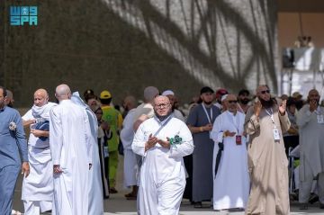 حجاج بيت الله الحرام يرمون الجمرات الثلاث في ثاني أيام التشريق حجاج بيت الله الحرام يرمون الجمرات الثلاث في ثاني أيام التشريق