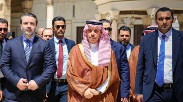 على مسمع وزير خارجية السعودية مقاطع فيديو ترصد ما قيل بهتافات لحظة وصوله المسجد الأموي وسط تفاعل