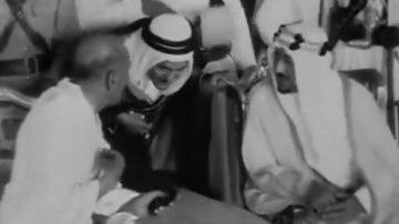 فيديو نادر يظهر استقبال الملك سعود لحاكم باكستان خلال الحج عام 1954م ..فيديو