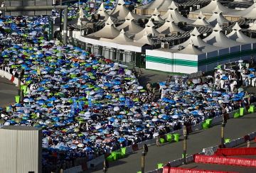 حين تحف السكينة خطى الحجيج صوب الجمرات.. مكان واحد ودين واحد والمقصد واحد