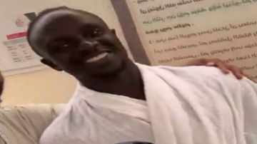 ساديو ماني يؤدي مناسك الحج .. فيديو