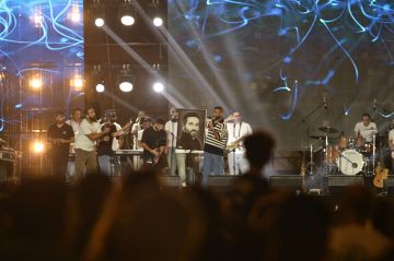 معجبة تهدي أحمد سعد بورتريه من رسمها والأخير يتفاعل: هاتوها على المسرح.. فيديو معجبة تهدي أحمد سعد بورتريه من رسمها والأخير يتفاعل: هاتوها على المسرح.. فيديو