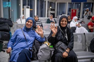 مغادرة مفعمة بالدعاء والشكر.. ضيوف خادم الحرمين يودعون المملكة بعد أداء المناسك وزيارة الروضة الشريفة مغادرة مفعمة بالدعاء والشكر.. ضيوف خادم الحرمين يودعون المملكة بعد أداء المناسك وزيارة الروضة الشريفة