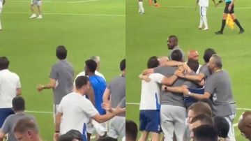 إنزاغي يحتفل مع طاقمه المساعد بالتأهل والفرحة تملأ أرجاء الملعب .. فيديو إنزاغي يحتفل مع طاقمه المساعد بالتأهل والفرحة تملأ أرجاء الملعب .. فيديو