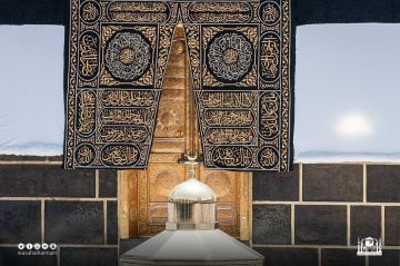 بوزن يبلغ 1415 كيلوجراما.. الكعبة المشرفة تتزين بكسوتها الجديدة مطلع محرم بوزن يبلغ 1415 كيلوجراما.. الكعبة المشرفة تتزين بكسوتها الجديدة مطلع محرم
