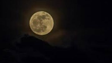 فلكية جدة: يرصد اليوم القمر في طور البدر وسيظهر منخفضا في السماء