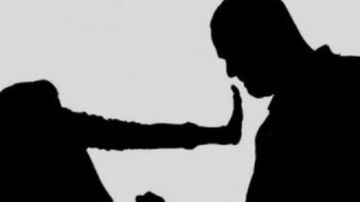 ضبط شاب لتحرشه بفتاه أثناء سيرها برفقة والدتها