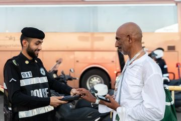 بأذرع الرحمة وعقول التنظيم.. رجال الأمن يرسمون مشاهد إنسانية في حج 1446هـ بأذرع الرحمة وعقول التنظيم.. رجال الأمن يرسمون مشاهد إنسانية في حج 1446هـ