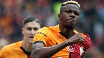 أوسيمين على متن طائرة متجهة من إسطنبول إلى باريس للقاء فهد بن نافل