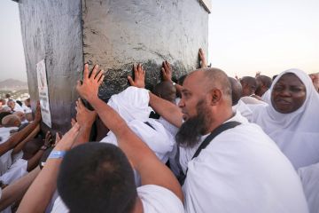 من تضعيف صحة حديث صيام يوم عرفه إلى لقطات للحجاج.. صور من ركن الحج الأعظم بمناسك 2025 من تضعيف صحة حديث صيام يوم عرفه إلى لقطات للحجاج.. صور من ركن الحج الأعظم بمناسك 2025