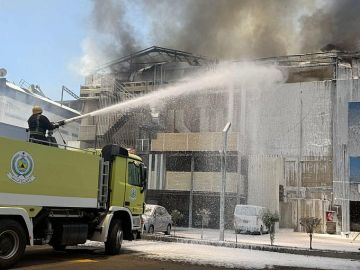 حريق في مبنى تجاري بحي السلامة بجدة .. والدفاع المدني يخمده دون تسجيل إصابات