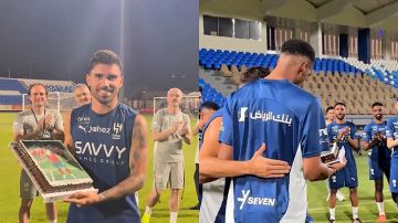 لاعبو الهلال يحتفلون بـ نيفيز على طريقتهم الخاصة بعد تتويجه مع البرتغال.. فيديو