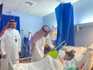 رئيس تشغيل مستشفى الولادة والأطفال بالدمام يعايد المرضى المنومين