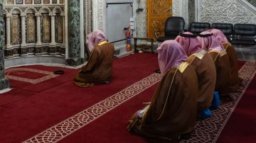  عاد المجد الأموي .. القرني يعلق وسط ضجة صورة وزير خارجية السعودية بمحراب المسجد الأموي