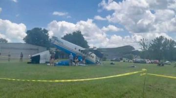 تحطم طائرة صغيرة في ولاية تينيسي الأمريكية على متنها 20 شخصا.. فيديو تحطم طائرة صغيرة في ولاية تينيسي الأمريكية على متنها 20 شخصا.. فيديو