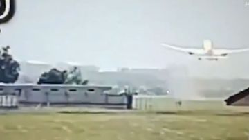 طيار : الطائرة الهندية لم تصطدم بشيء والانفجار حدث بعد سقوطها ..فيديو