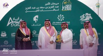 أمير منطقة حائل يكرم عساف الراعي البلاتيني لمهرجان عبدالعزيز بن سعد لسباقات الخيل أمير منطقة حائل يكرم عساف الراعي البلاتيني لمهرجان عبدالعزيز بن سعد لسباقات الخيل