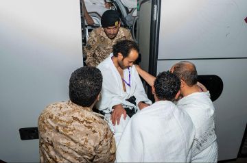 القوات المشتركة تفوج ذوي الشهداء والمصابين إلى صعيد عرفات القوات المشتركة تفوج ذوي الشهداء والمصابين إلى صعيد عرفات