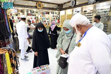 ضيوف الرحمن يختتمون زيارتهم للمدينة المنورة بالتسوق واقتناء الهدايا التذكارية ضيوف الرحمن يختتمون زيارتهم للمدينة المنورة بالتسوق واقتناء الهدايا التذكارية
