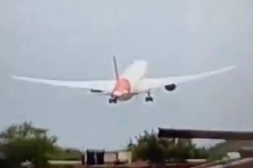 خبير طيران: خطأ بسيط وراء كارثة طائرة الهند.. أحدهم رفع قلابات الأجنحة بدلا من عجلات الهبوط