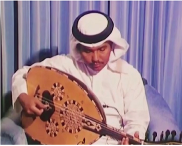 مقطع نادر لمحمد عبده يغني فوق سطح منزل في الطائف وسط أجواء شعبية بسيطة