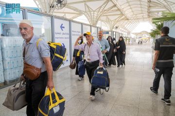 عدد من الحجاج الإيرانيين يغادرون المدينة المنورة إلى عرعر لاستكمال رحلتهم إلى وطنهم