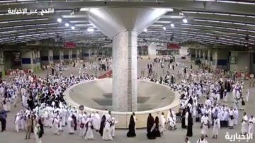 ضيوف الرحمن يتوافدون على منشأة الجمرات لرمي جمرة العقبة الكبرى