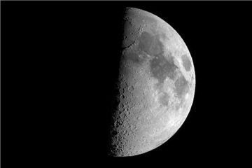 فرصة مثالية لمراقبة وتصوير سطح القمر.. قمر ذي الحجة في طور التربيع الأول اليوم