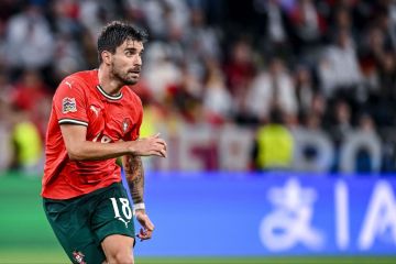 نيفيز الهلال يحسم البطولة للبرتغال نيفيز الهلال يحسم البطولة للبرتغال