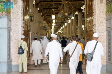 انسيابية في حركة الزوار من باب السلام بالمسجد النبوي تبرز تكامل التنظيم والجهود الميدانية انسيابية في حركة الزوار من باب السلام بالمسجد النبوي تبرز تكامل التنظيم والجهود الميدانية