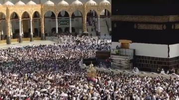 بدء أعمال رفع كسوة الكعبة المشرفة استعدادا لتغييرها الليلة.. فيديو