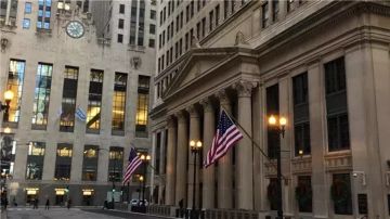 الفيدرالي يبقي سعر الفائدة دون تغيير ويرجح خفضها في 2026