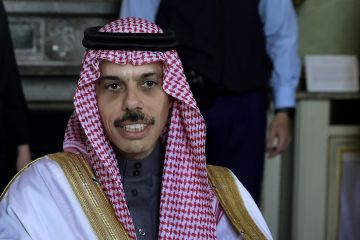 تحليل حركة قام بها وزير الخارجية السعودي مع فتاة الراحة في دمشق يثير تفاعلا تحليل حركة قام بها وزير الخارجية السعودي مع فتاة الراحة في دمشق يثير تفاعلا