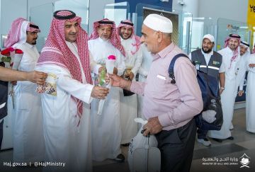 شاهد .. الحج والعمرة تودع الحجاج الإيرانيين بالورود في مطار عرعر شاهد .. الحج والعمرة تودع الحجاج الإيرانيين بالورود في مطار عرعر