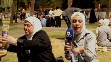 سيدة تخطب المذيعة لابنها على الهواء: أدللك وما أخليك تطبخين!.. فيديو