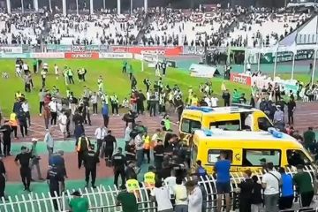 حادث مأساوي في ملعب 5 جويلية بعد تتويج مولودية الجزائر بلقب الدوري.. فيديو حادث مأساوي في ملعب 5 جويلية بعد تتويج مولودية الجزائر بلقب الدوري.. فيديو