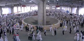 حجاج ذوي الشهداء والمصابين يرمون الجمرات الثلاث في أول أيام التشريق