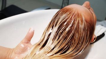 خبراء: خطوات ضرورية لحماية الشعر بعد سحب اللون خبراء: خطوات ضرورية لحماية الشعر بعد سحب اللون