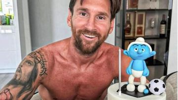 أنتونيلا تفاجأ ميسي بكعكة سنفور غضبان في عيد ميلاده